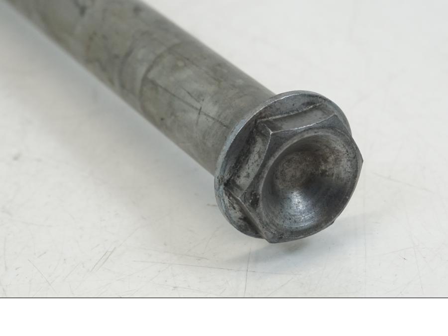 Vänster sida på Axel från en Honda CB 750 -2002 motorcykel.