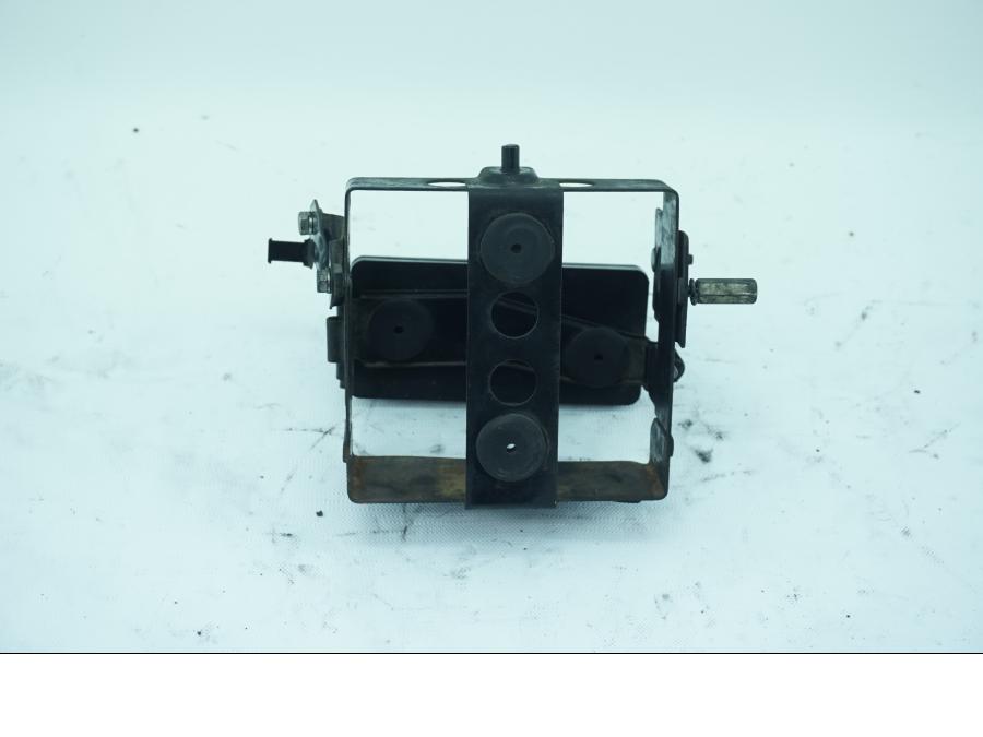 Baksidan på Batterihållare från en Yamaha SR 400 -1982 motorcykel.