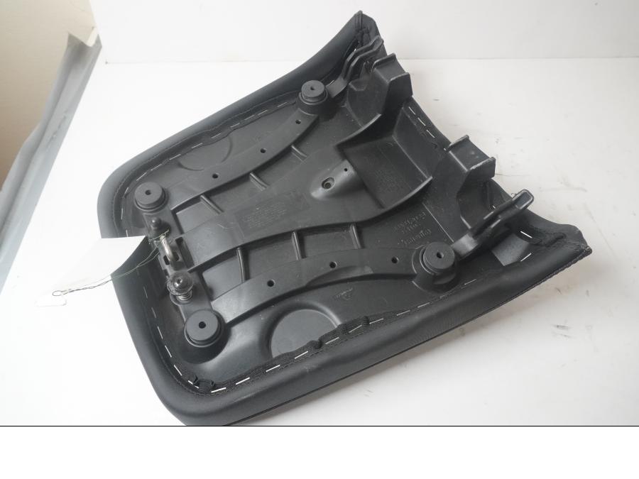 Höger sida på Sadel från en Triumph Tiger -2012 motorcykel.