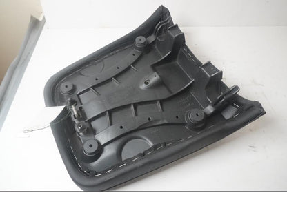 Höger sida på Sadel från en Triumph Tiger -2012 motorcykel.