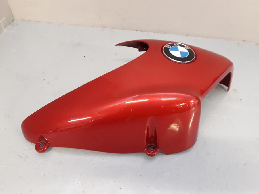 Baksidan på Oljekyldekor från en BMW R 1150 R -2004 motorcykel.