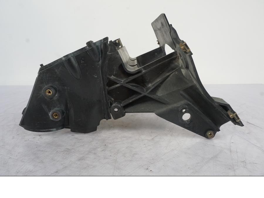 Baksidan på Strålkastarfäste från en BMW R 1150 GS -2002 motorcykel.