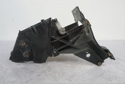 Baksidan på Strålkastarfäste från en BMW R 1150 GS -2002 motorcykel.