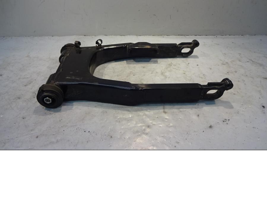 Baksidan på Sving från en H-D Touring Road King Custom FLHRSI -2004 motorcykel.