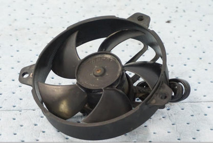 Snett uppifrån på Vattenkylfläkt från en Yamaha X-Max 250 -2016 scooter.