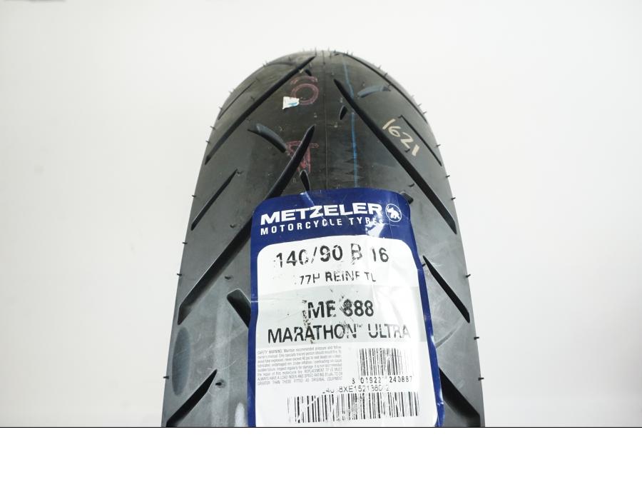 Baksidan på <p>Nytt och oanvänt däck av märket Metzeler och modell ME888 Marathon Ultra.</p>

<p>Dimension 140/90-16 M/C 77H Reinforced. </p>

<p>Mönsterdjup 100%.</p>

<p>Tillv. 1621</p> moped.