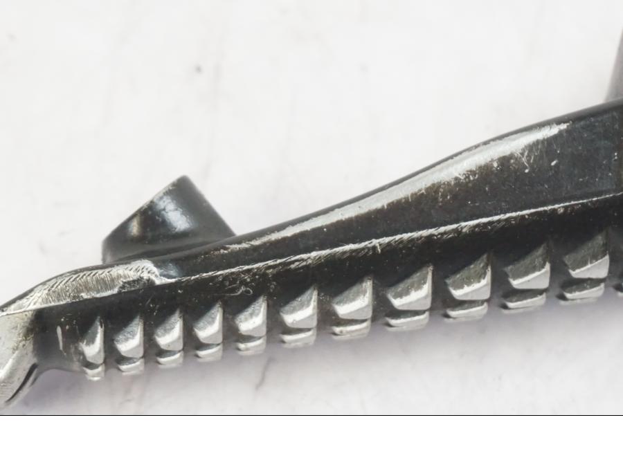 Snett nerifrån på Fotpinne från en Kawasaki ZX-10R -2008 motorcykel.