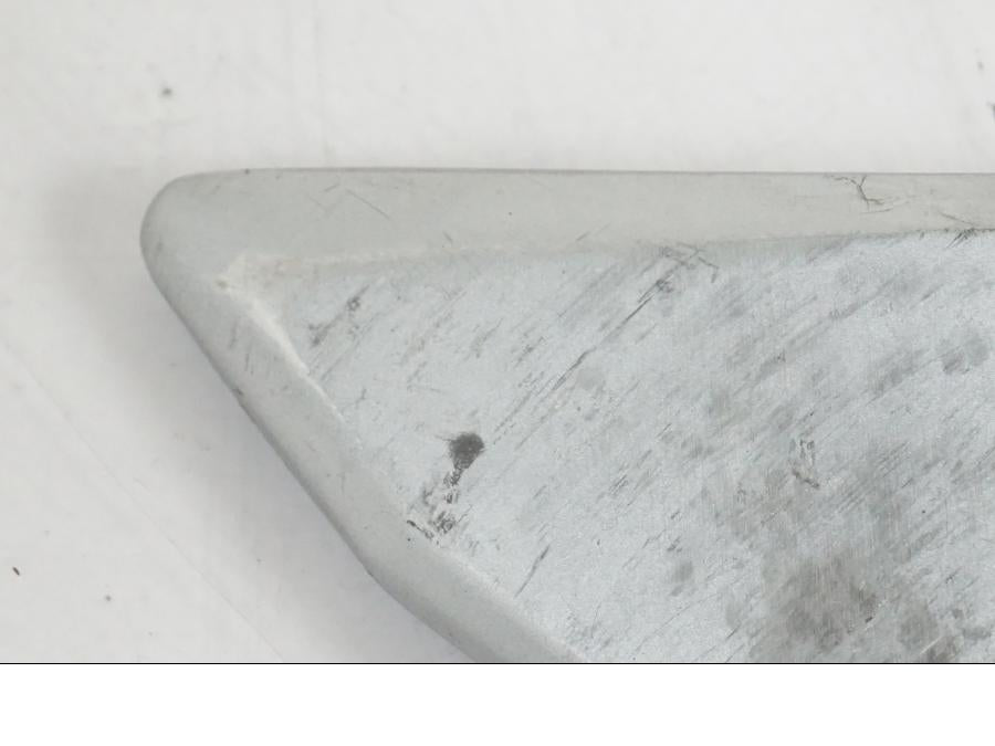 Snett uppifrån på Fotpinnefäste inre från en Suzuki SV 650 S -2005 motorcykel.