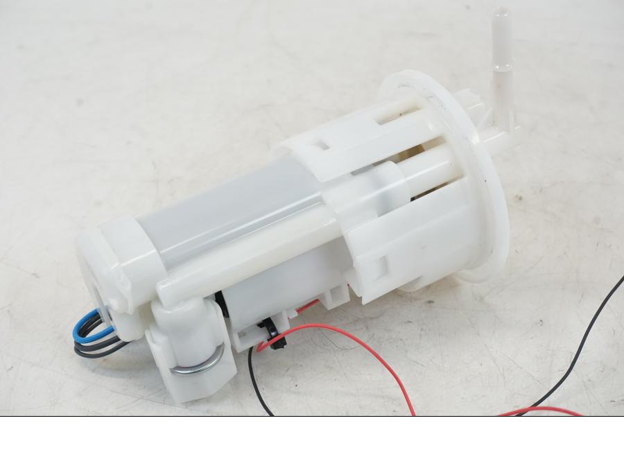 Baksidan på Bensinpump insprut från en Triumph Speed Triple -2021 motorcykel.