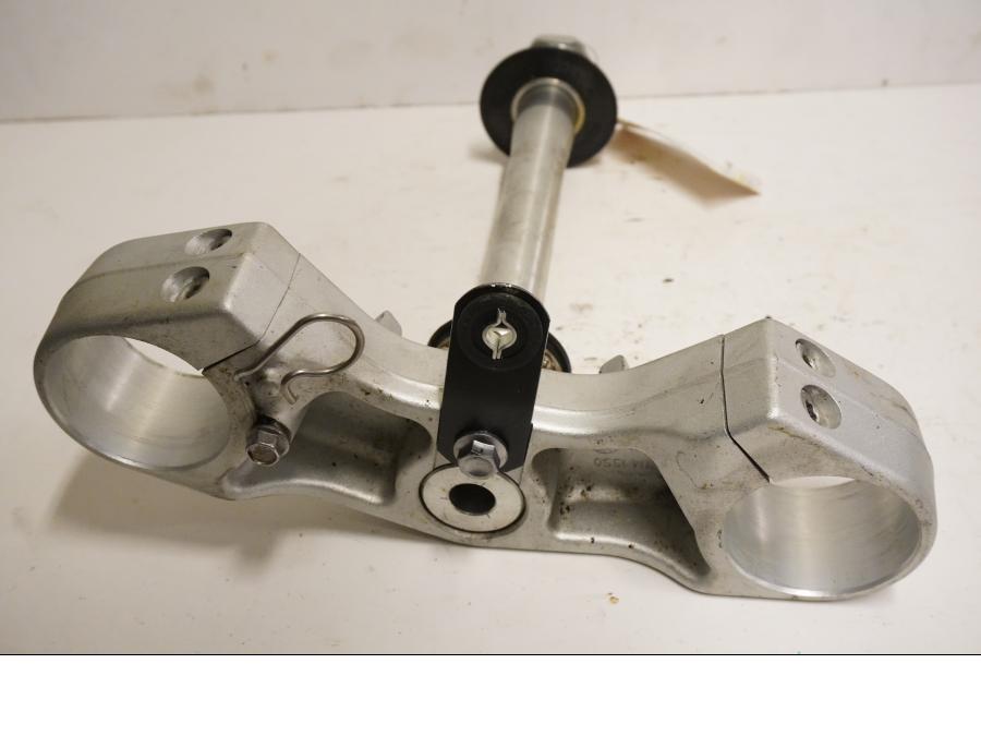 Baksidan på <p>Gaffelkrona nedre från Triumph Explorer 2012.</p>

<p>Undre små repor finns</p> motorcykel.