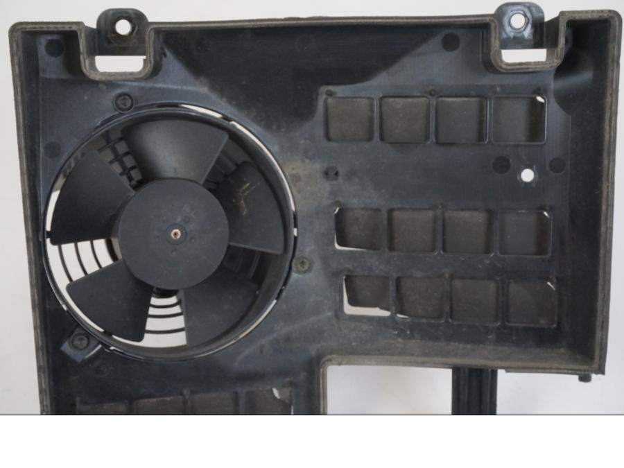 Vänster sida på Vattenkylfläkt från en KTM 990 SM -2009 motorcykel.