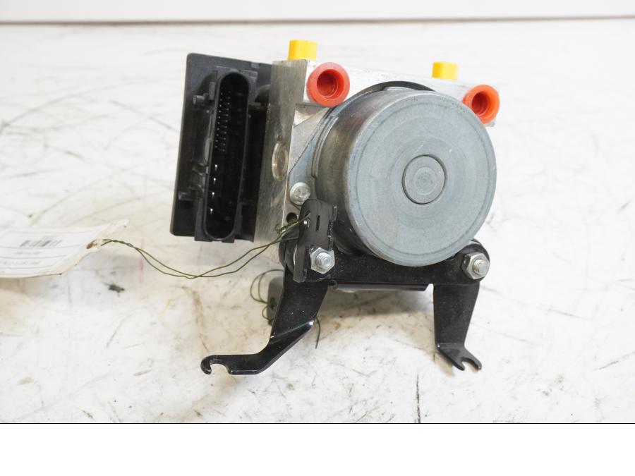 Framsidan på ABS Modulator från en BMW F 800 S -2007 motorcykel.