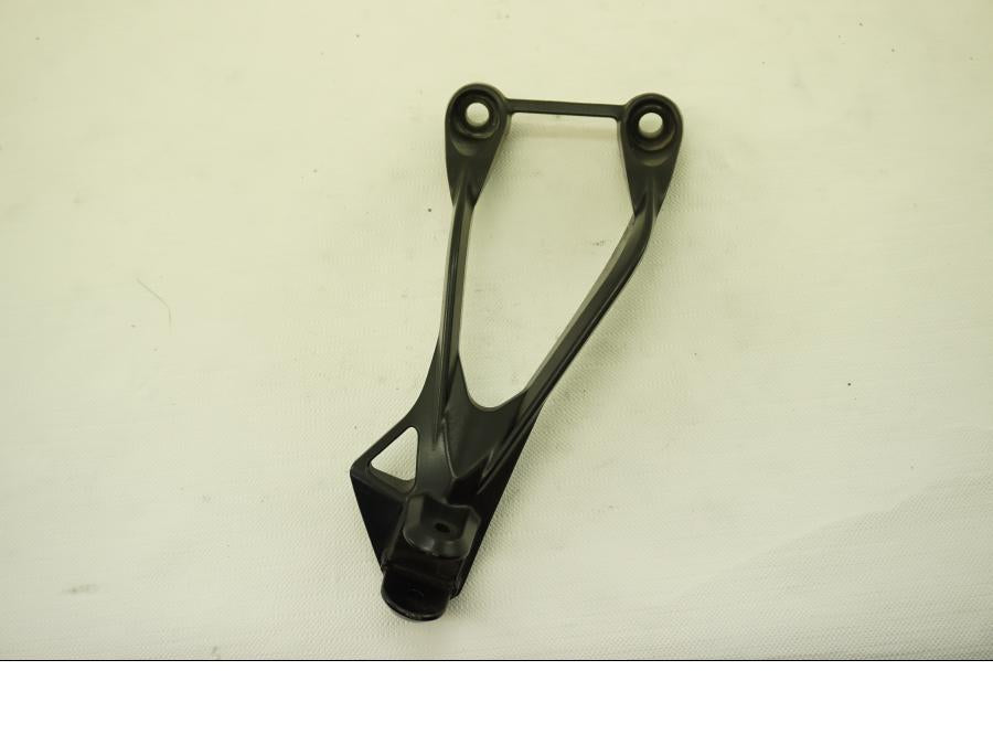 Framsidan på Fotpinnefäste från en Kawasaki ZX-6R -2008 motorcykel.