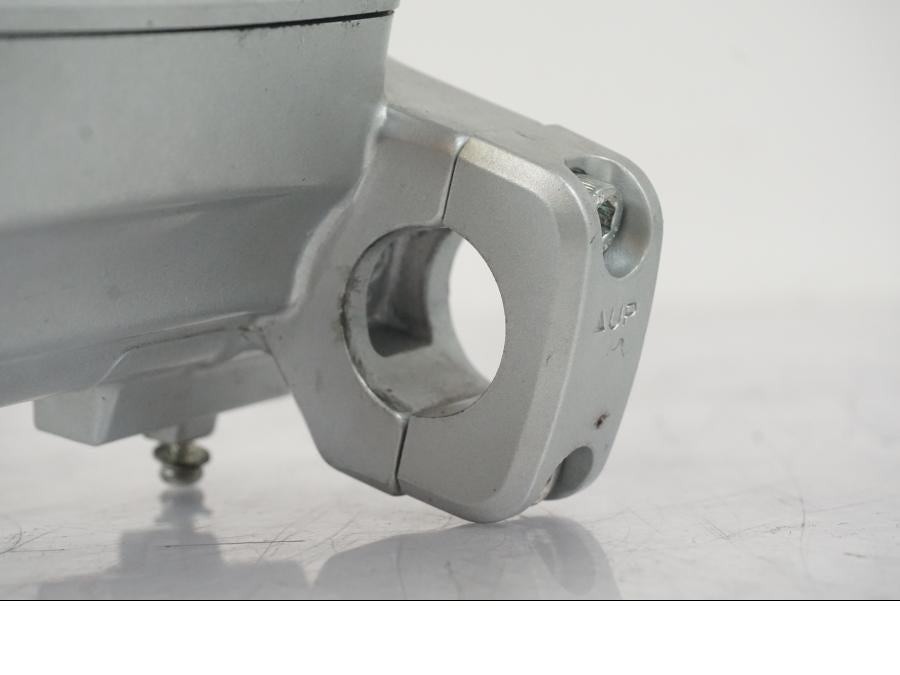 Höger sida på Bromshuvudcylinder från en Suzuki VZR 1800 -2009 motorcykel.