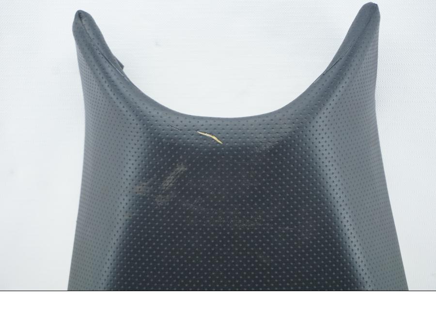 Snett nerifrån på Sadel från en Yamaha FZ-6 -2007 motorcykel.