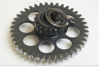 Framsidan på Kamkedjedrev från en KTM 1190 Adventure -2015 motorcykel.