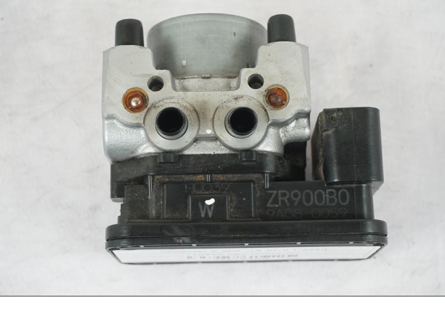 Baksidan på ABS Modulator från en Kawasaki Z 900 -2019 motorcykel.