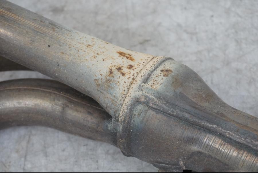 Snett uppifrån på Grenrör från en BMW K 1600 GTL -2015 motorcykel.