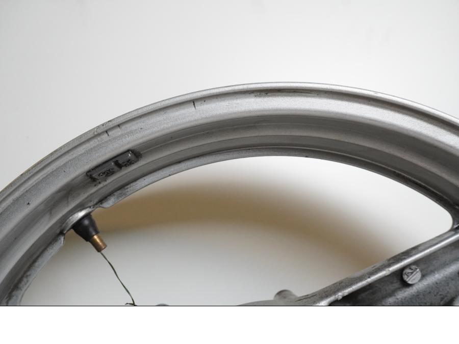 Snett uppifrån på Fälg från en Honda CBR 1000 F -1987 motorcykel.