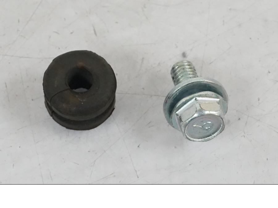 Baksidan på Sadellåsmekanism från en Kawasaki Z 900 -2019 motorcykel.