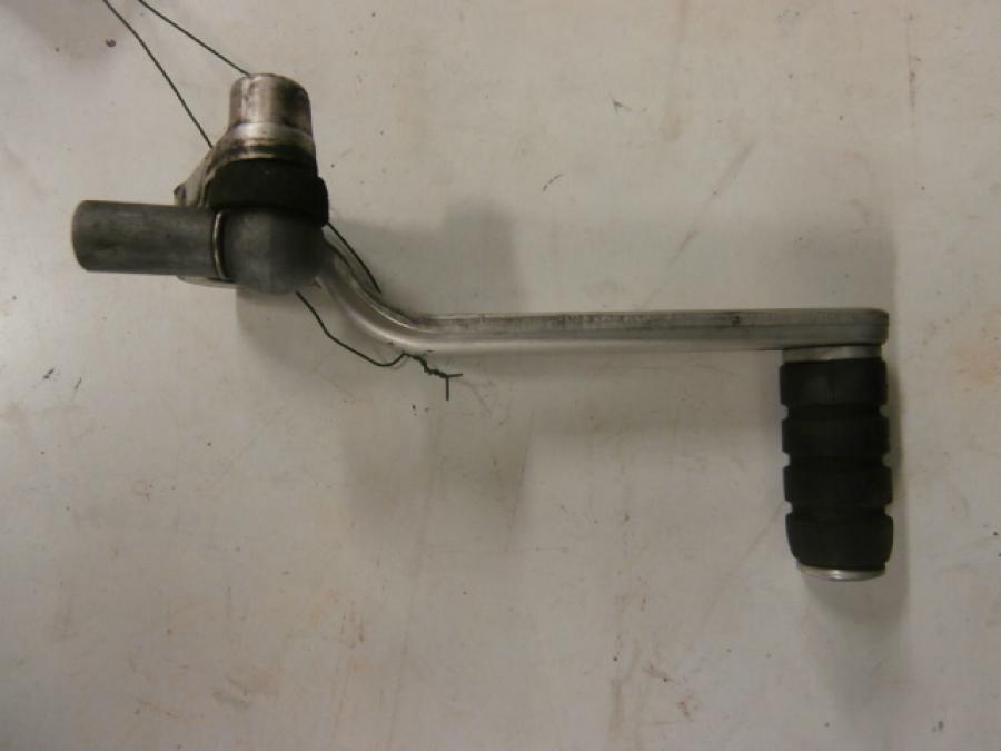 Baksidan på Växelpedal från en Triumph Daytona 650 -2005 motorcykel.