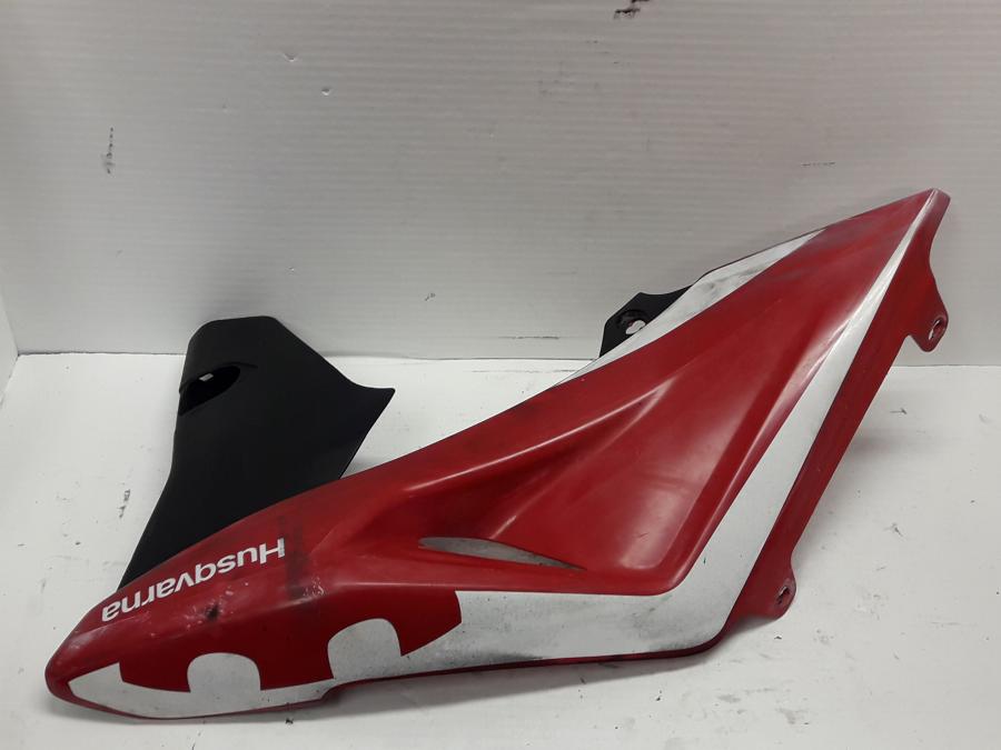 Framsidan på Bensintankskåpa från en Husqvarna TE 630 -2011 motorcykel.