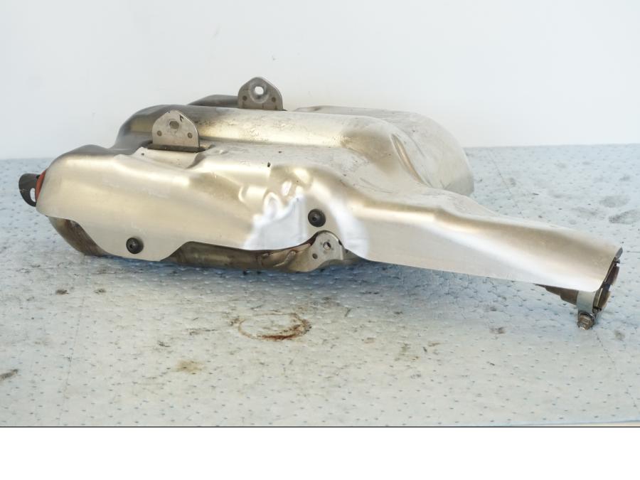 Vänster sida på Ljuddämpare från en Suzuki GSX 1300 BK -2008 motorcykel.