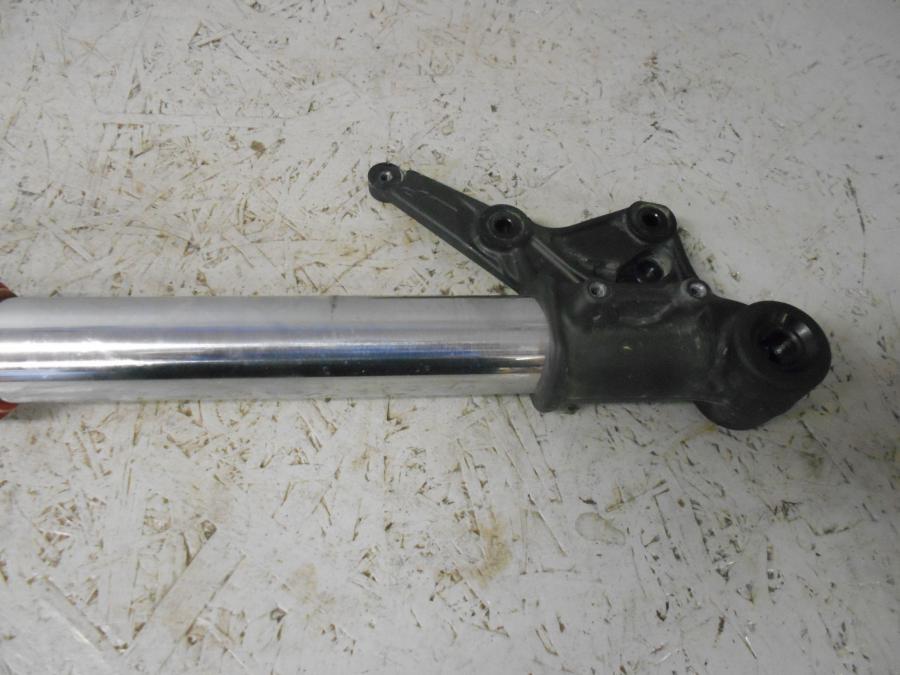 Vänster sida på Gaffelben från en Triumph Tiger 800 -2016 motorcykel.