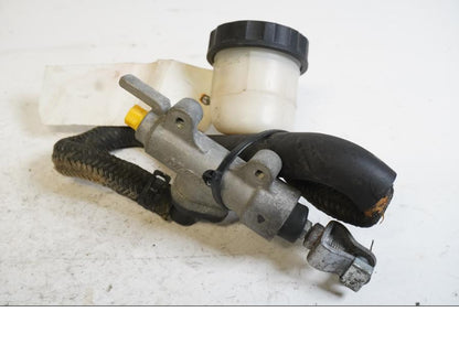 Baksidan på Bromshuvudcylinder från en Honda CBR 1100 XX -1997 motorcykel.