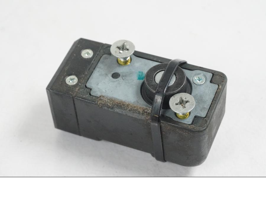 Höger sida på <p>Låssats från Honda VT 750 C2 2008.</p>

<p>Tändningslås, antenn, styrlås, tanklock, hjälmlås, 2st nycklar och CDI.</p> motorcykel.