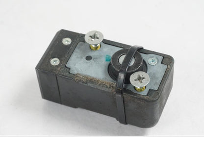 Höger sida på <p>Låssats från Honda VT 750 C2 2008.</p>

<p>Tändningslås, antenn, styrlås, tanklock, hjälmlås, 2st nycklar och CDI.</p> motorcykel.