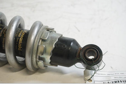 Baksidan på Stötdämpare från en Kawasaki Versys 650 -2009 motorcykel.