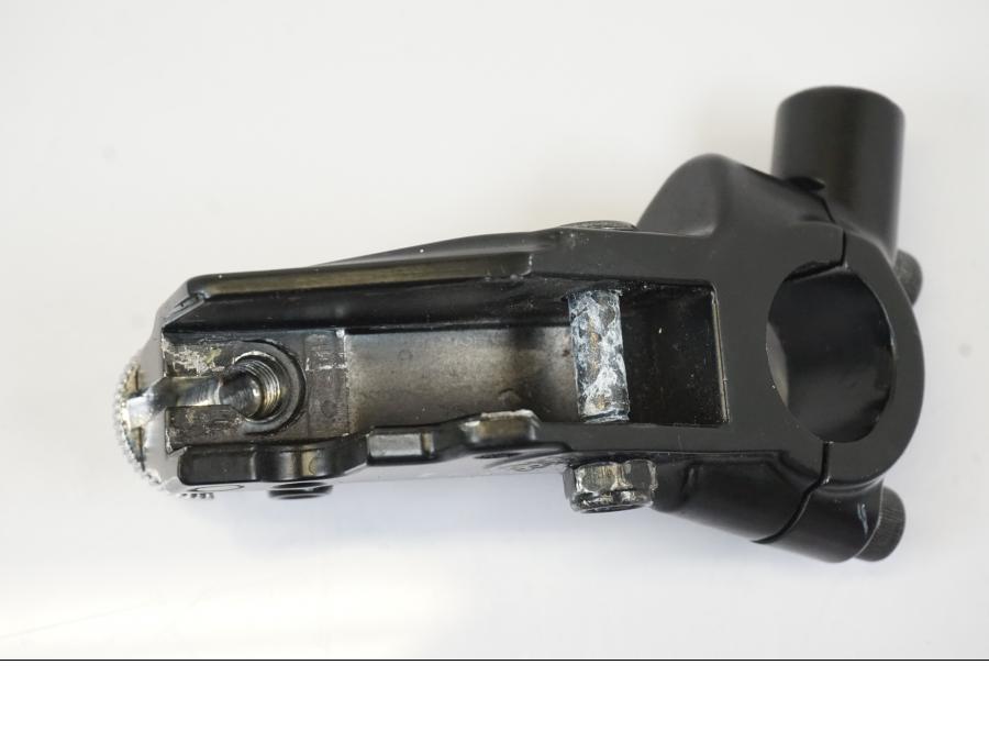 Vänster sida på Kopplingsklo från en Triumph Trident -2021 motorcykel.