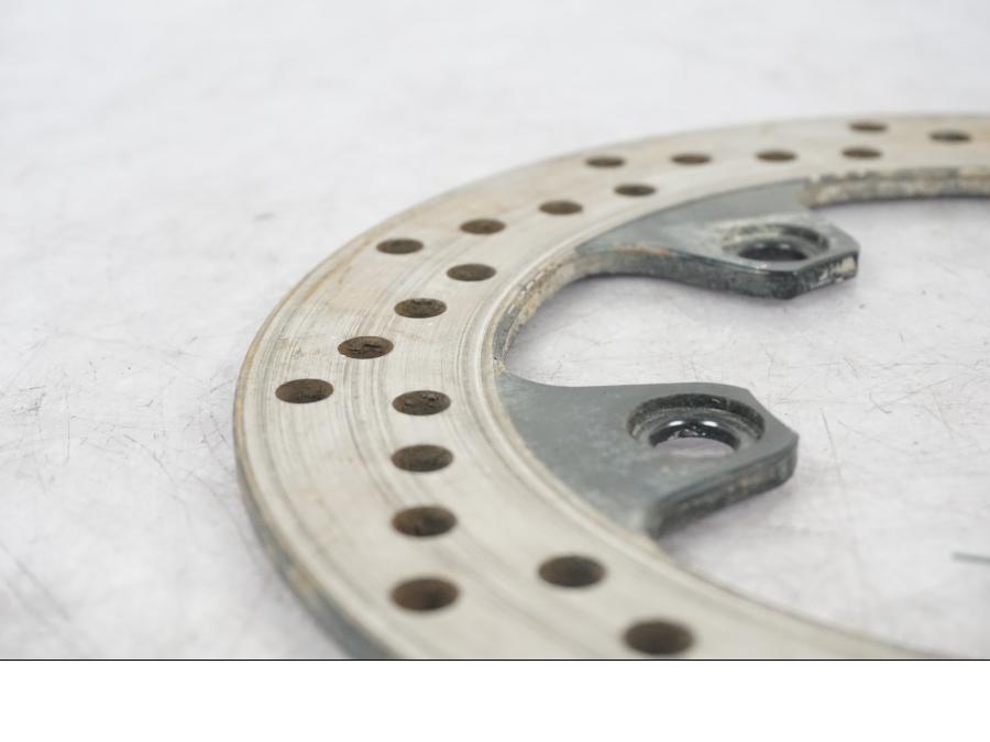 Baksidan på Bromsskiva från en Suzuki SV 650 -2004 motorcykel.