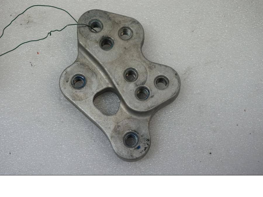 Framsidan på Fotpinnefäste inre från en Suzuki GSX-R 1000 -2007 motorcykel.