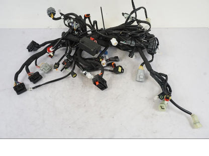 Framsidan på Kabelstam från en KTM 1290 Super Duke R -2023 motorcykel.