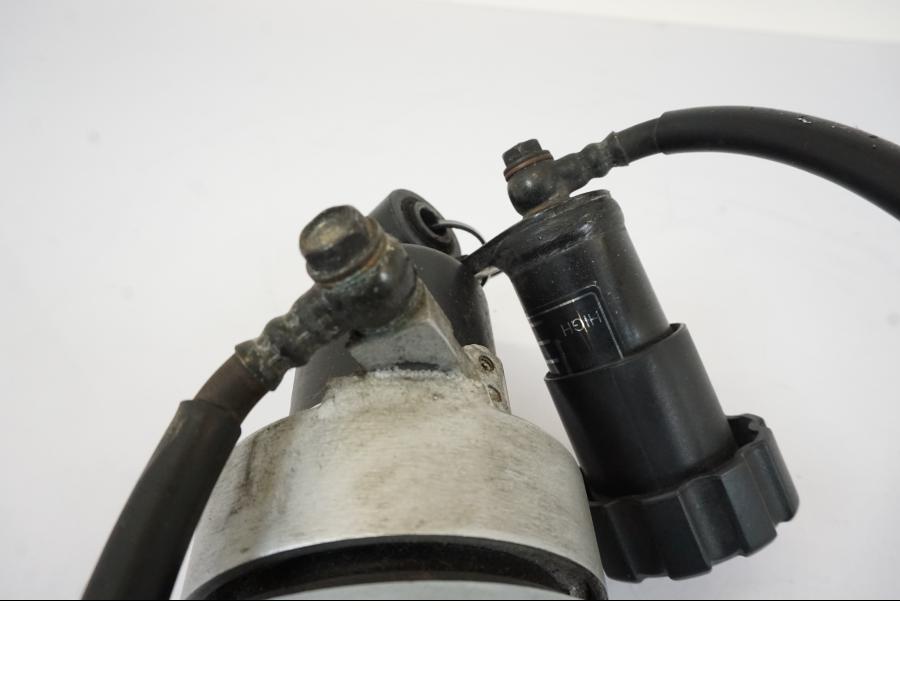 Snett nerifrån på Stötdämpare från en BMW R 1150 RS -2003 motorcykel.