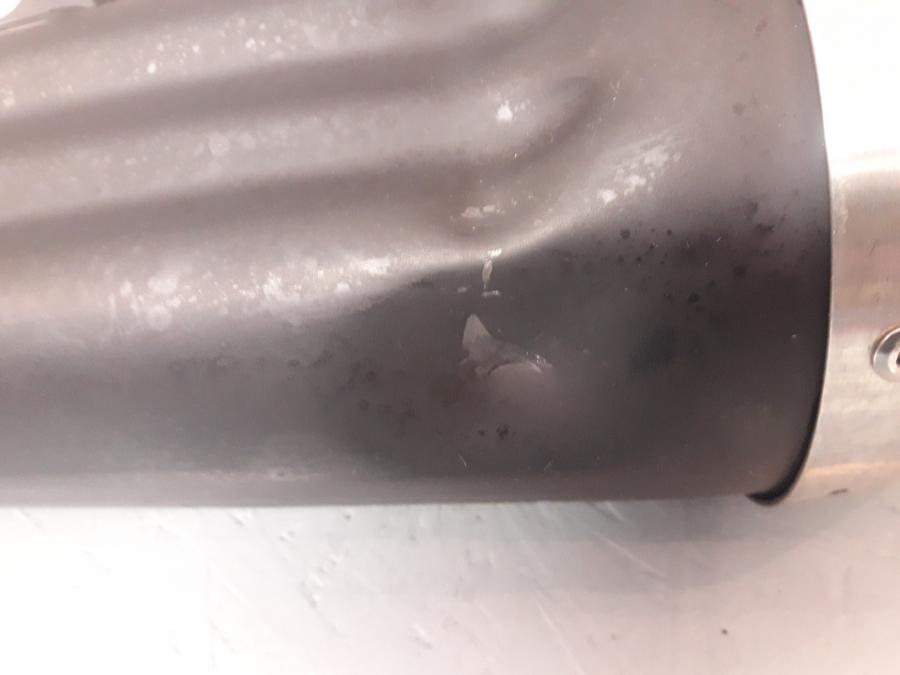 Vänster sida på Ljuddämpare från en Triumph Speed Twin -2019 motorcykel.