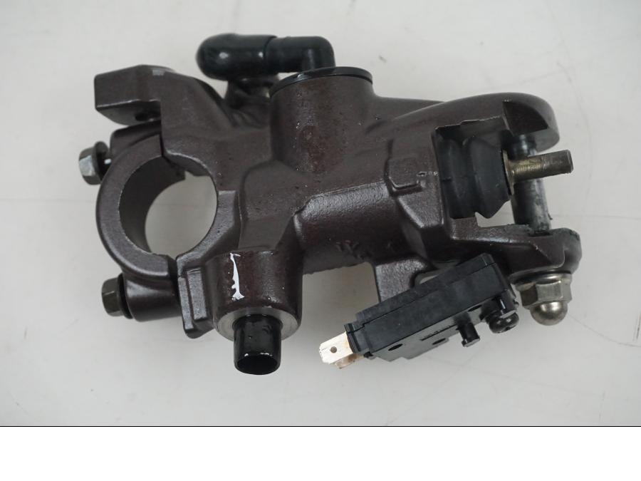 Baksidan på Bromshuvudcylinder från en Honda CBR 1000 -2005 motorcykel.