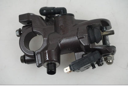 Baksidan på Bromshuvudcylinder från en Honda CBR 1000 -2005 motorcykel.