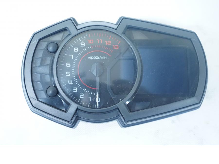 Framsidan på Instrumentpanel från en Kawasaki Ninja 650 -2018 motorcykel.