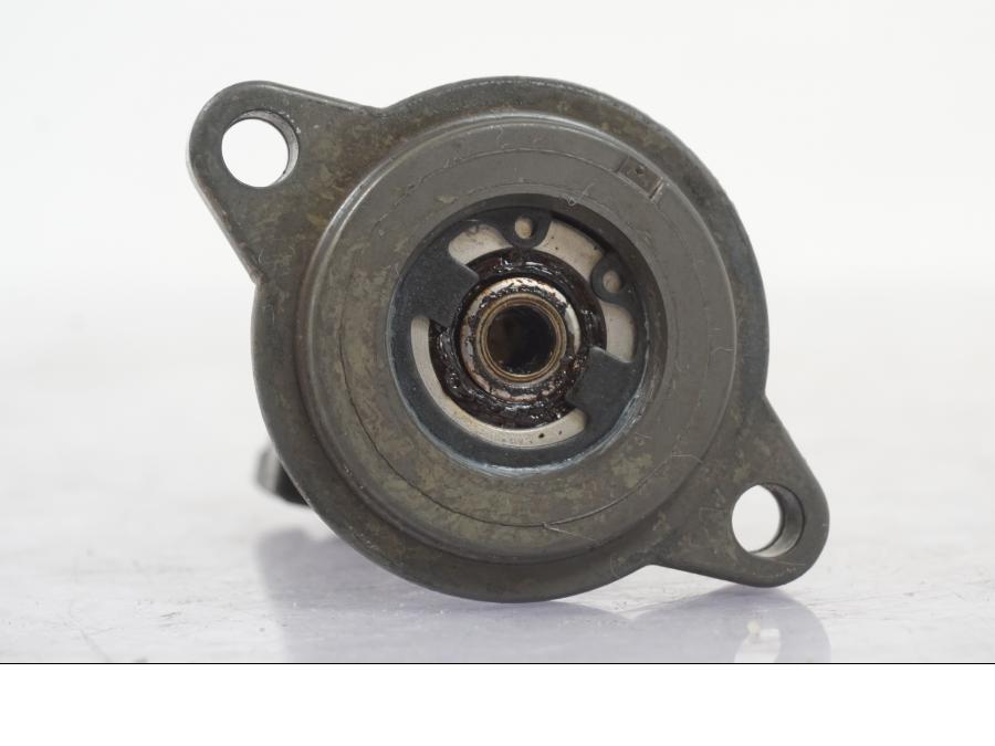 Snett uppifrån på Kopplingslavcylinder från en BMW R 1200 GS -2005 motorcykel.