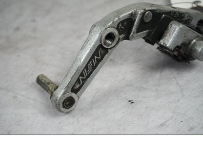 Baksidan på Bromsoksfäste från en Honda VFR 750 -1988 motorcykel.