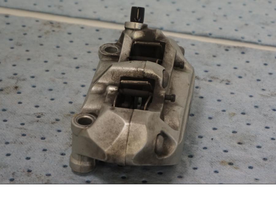 Snett nerifrån på Bromsok från en KTM 690 Duke -2008 motorcykel.