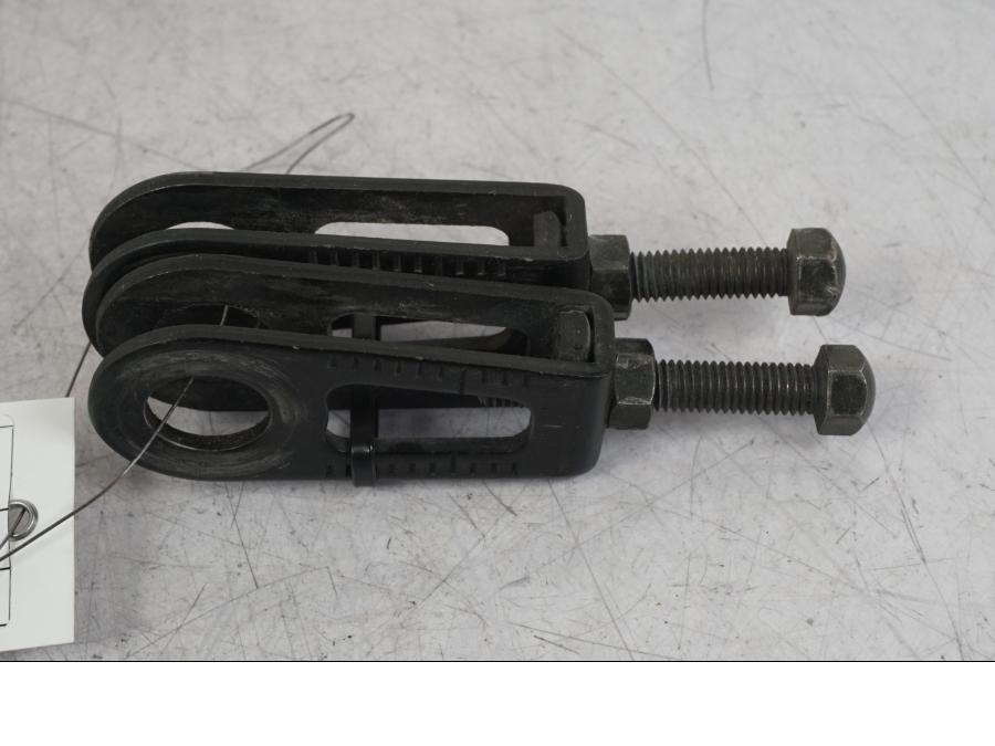 Baksidan på Kedjesträckare från en Suzuki VZ 800 -2000 motorcykel.