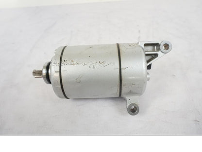 Snett nerifrån på Startmotor från en Honda VFR 1200 -2010 motorcykel.