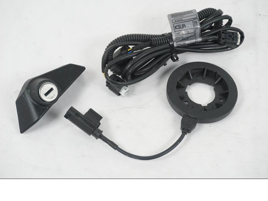 Extrabild5 på <p>Låssats från BMW R 1200 RS 2015.</p>

<p>Keyless Ride, tändningslås, en grå plastnyckel, tanklock, antenn, kablage, fjärrnyckel och sadellås.</p> motorcykel.