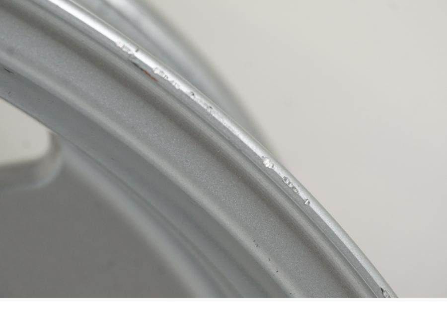 Snett nerifrån på Fälg från en Suzuki VZR 1800 -2009 motorcykel.