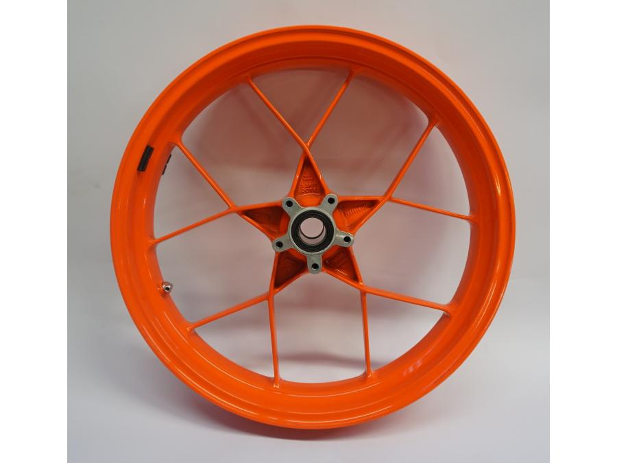 Framsidan på Fälg från en KTM 890 Duke -2020 motorcykel.