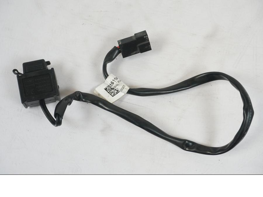 Framsidan på USB-uttag från en KTM 1290 Super Duke R -2018 motorcykel.